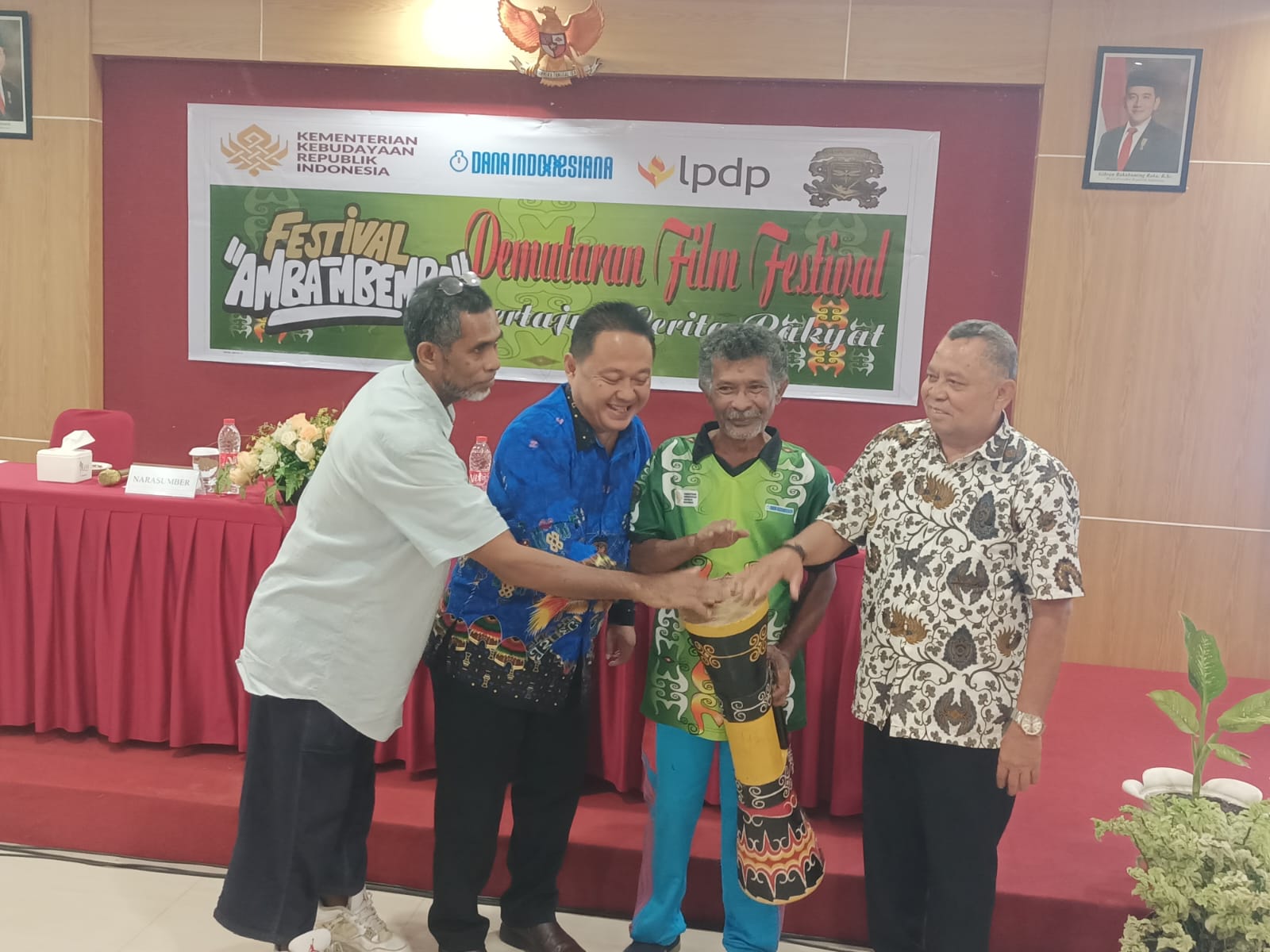 Pemukulan tifa sekaligus sebagai tanda Festival Amba Mbembe dilaksanakan – Surya Papua/Frans Kobun