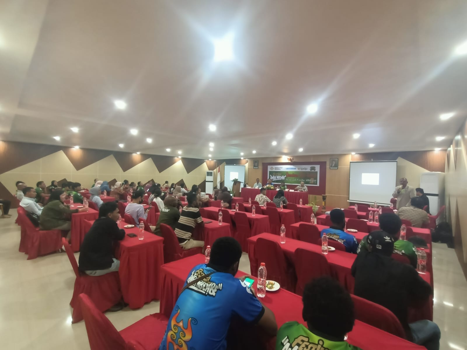 Para peserta yang mengikuti pelaksanaan festival yang digelar Chapung Art- Surya Papua/Frans Kobun