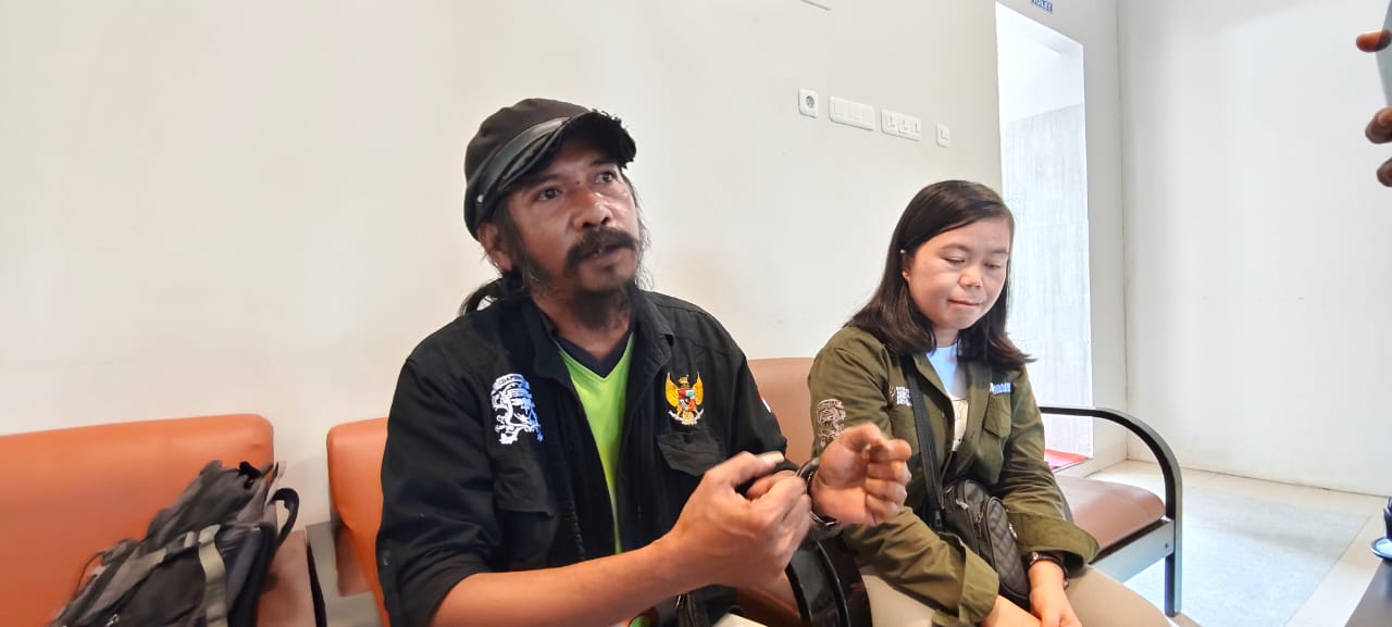 Ketua Sanggar Seni Chapung Art, Selsius Djunianto Naraha bersama salah seorang dosen Unmus berikan keterangan pers – Surya Papua/Frans Kobun