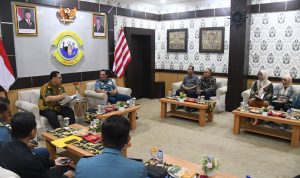 Danlantamal XI Merauke saat menerima kedatangan ATSEA sekaligus berdialog di Mako Lantamal – Surya Papua/IST