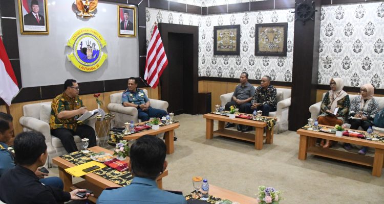 Danlantamal XI Merauke saat menerima kedatangan ATSEA sekaligus berdialog di Mako Lantamal – Surya Papua/IST