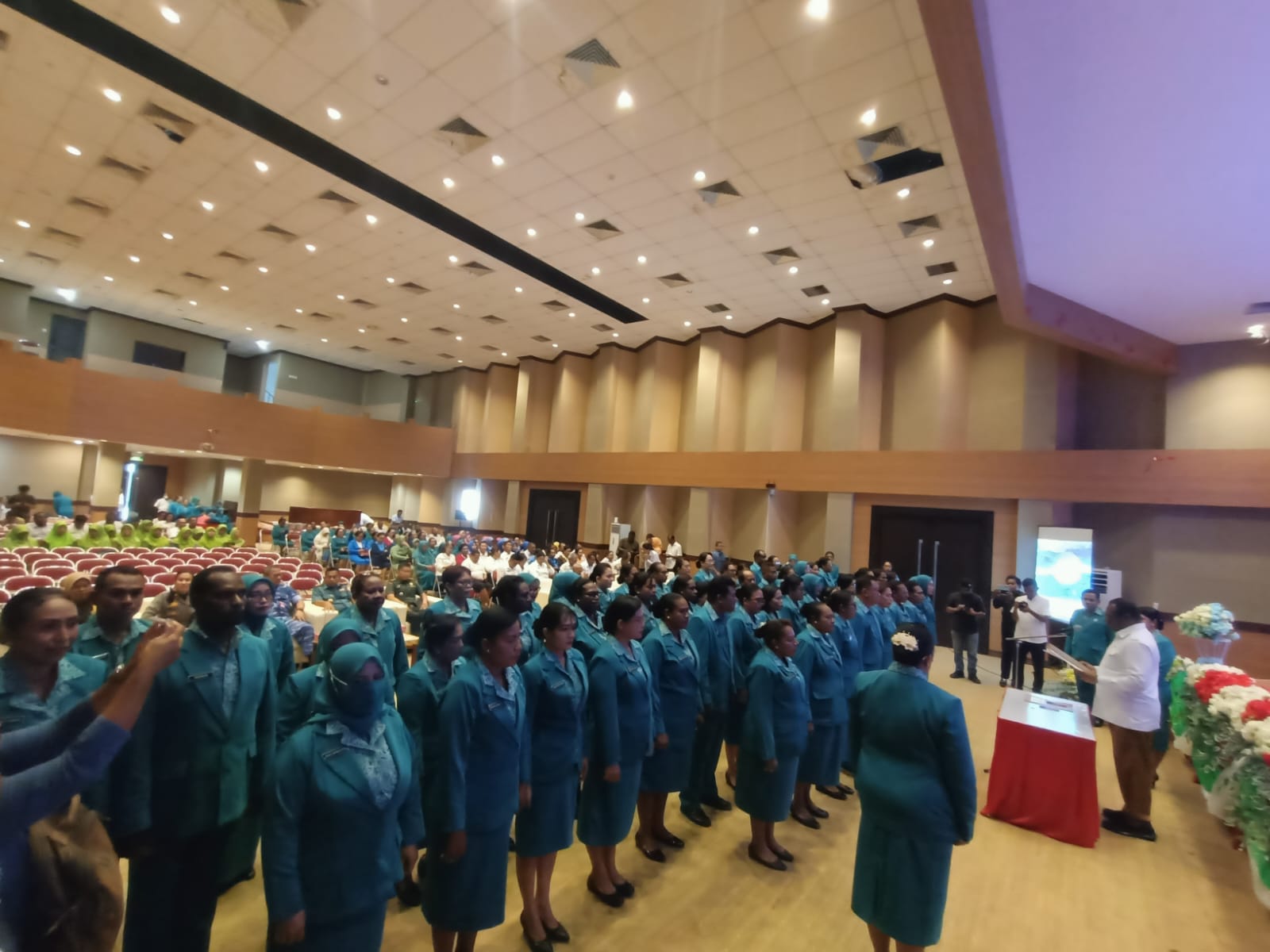 Bupati Merauke, Yoseph Bladib Gebze sedang melantik pengurus Tim Penggerak PKK Kabupaten Merauke periode 2025-2030 di auditorium kantor bupati tadi pagi – Surya Papua/Frans Kobun