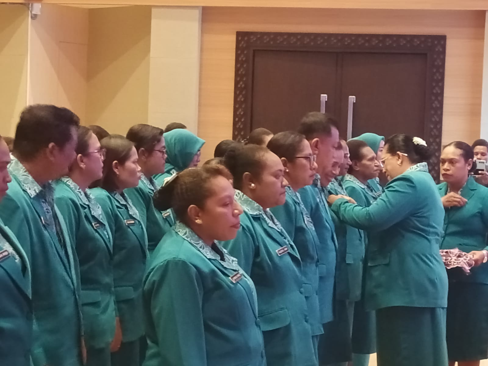 Ketua Tim Penggerak PKK Kabupaten Merauke, Nyonya Nova Gebze menyematkan lambang di pengurus – Surya Papua/Frans Kobun