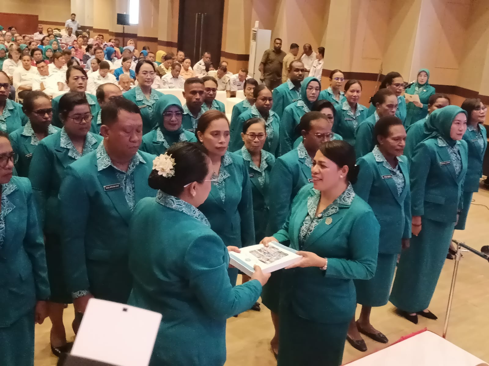 Ketua Demisioner Tim Penggerak PKK Kabupaten Merauke periode 2021-2024, Ny. Imelda Carolina Mbaraka sedang menyerahkan dokumen kepada Nyonya Nova Gebze (Ketua Tim Penggerak PKK Kabupaten Merauke – Surya Papua/Frans Kobun