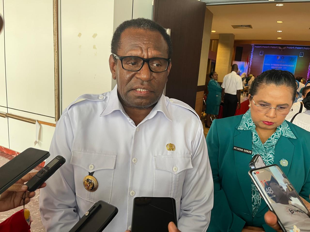 Bupati Merauke, Yoseph Bladib Gebze berikan keterangan pers – Surya Papua/Frans Kobun
