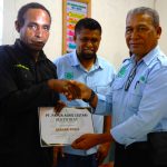 Penyerahan sertifikat kepada peserta usai kegiatan pelatihan bagi masyarakat untuk peningkatan kompetensi kerja – Surya Papua/IST