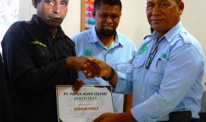 Penyerahan sertifikat kepada peserta usai kegiatan pelatihan bagi masyarakat untuk peningkatan kompetensi kerja – Surya Papua/IST