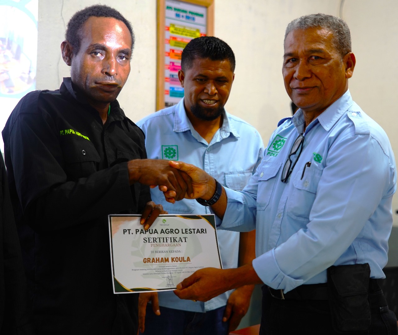 Penyerahan sertifikat kepada peserta usai kegiatan pelatihan bagi masyarakat untuk peningkatan kompetensi kerja – Surya Papua/IST