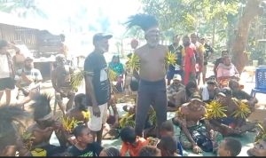 Ketua Adat Domande, Daniel Alamem Gebze didampingi ratusan masyarakat sedang bicara- Surya Papua/IST