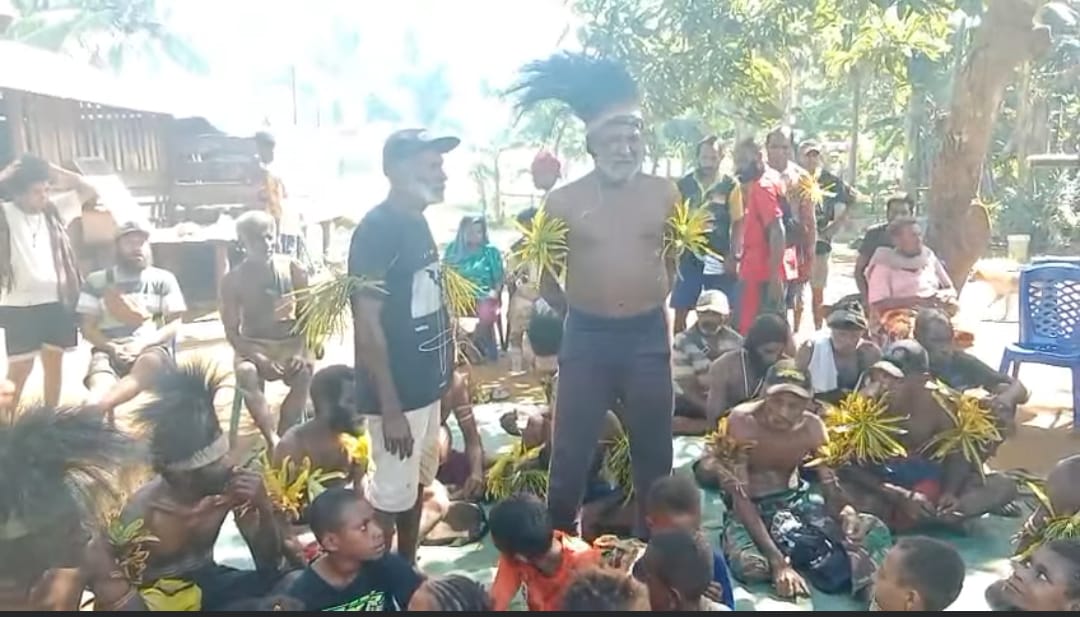 Ketua Adat Domande, Daniel Alamem Gebze didampingi ratusan masyarakat sedang bicara- Surya Papua/IST
