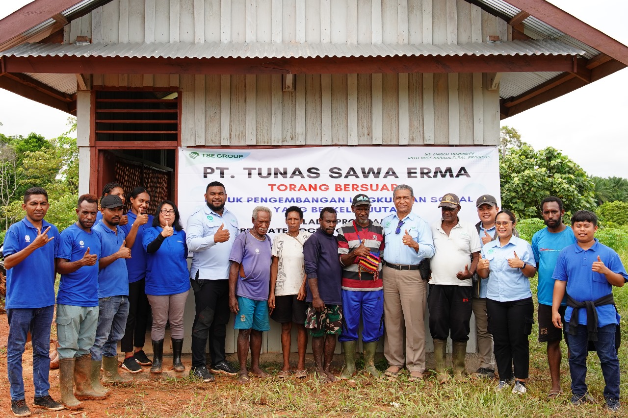 Foto bersama TSE Group bersama masyarakat di Kampung Kukurantap, Distrik Jair, Kabupaten Boven Digoel – Surya Papua/IST
