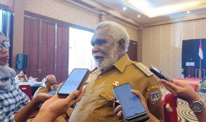 Wagub Papua Selatan, Paskalis Imadawa berikan keterangan pers kepada sejumlah wartawan – Surya Papua/IST