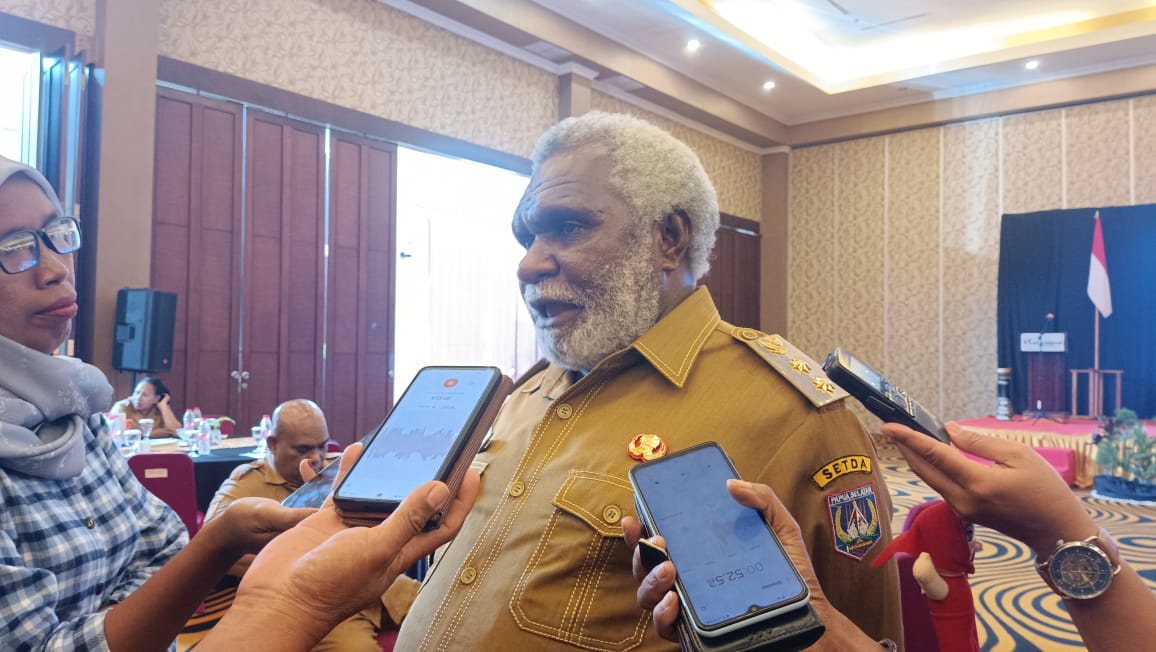 Wagub Papua Selatan, Paskalis Imadawa berikan keterangan pers kepada sejumlah wartawan – Surya Papua/IST
