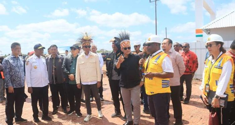 Kepala Balai Prasarana Pemukiman Wilayah Papua, Corneles Sagrim sedang berikan penjelasan kepada Komisi II DPR RI – Surya Papua/IST