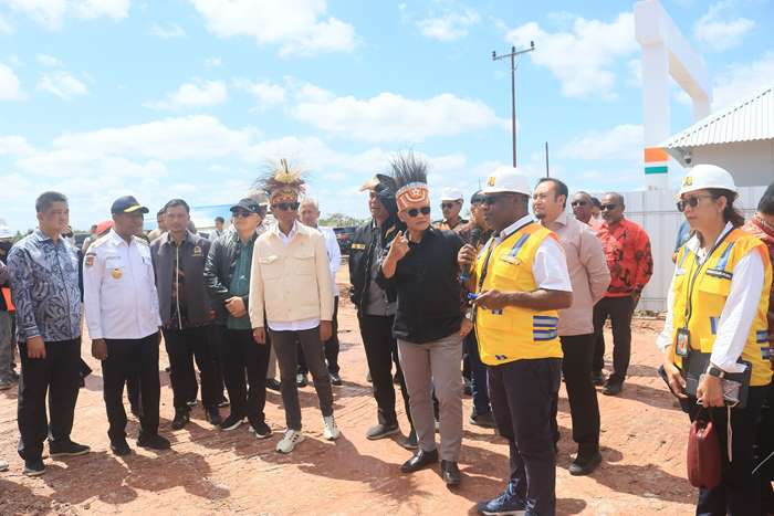 Kepala Balai Prasarana Pemukiman Wilayah Papua, Corneles Sagrim sedang berikan penjelasan kepada Komisi II DPR RI – Surya Papua/IST