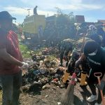 Kegiatan pengangkutan sampah yang dibuang secara liar di Jalan Blorep beberapa waktu lalu dipimpin Wabup Merauke, Fauzun Nihayah – Surya Papua/Frans Kobun