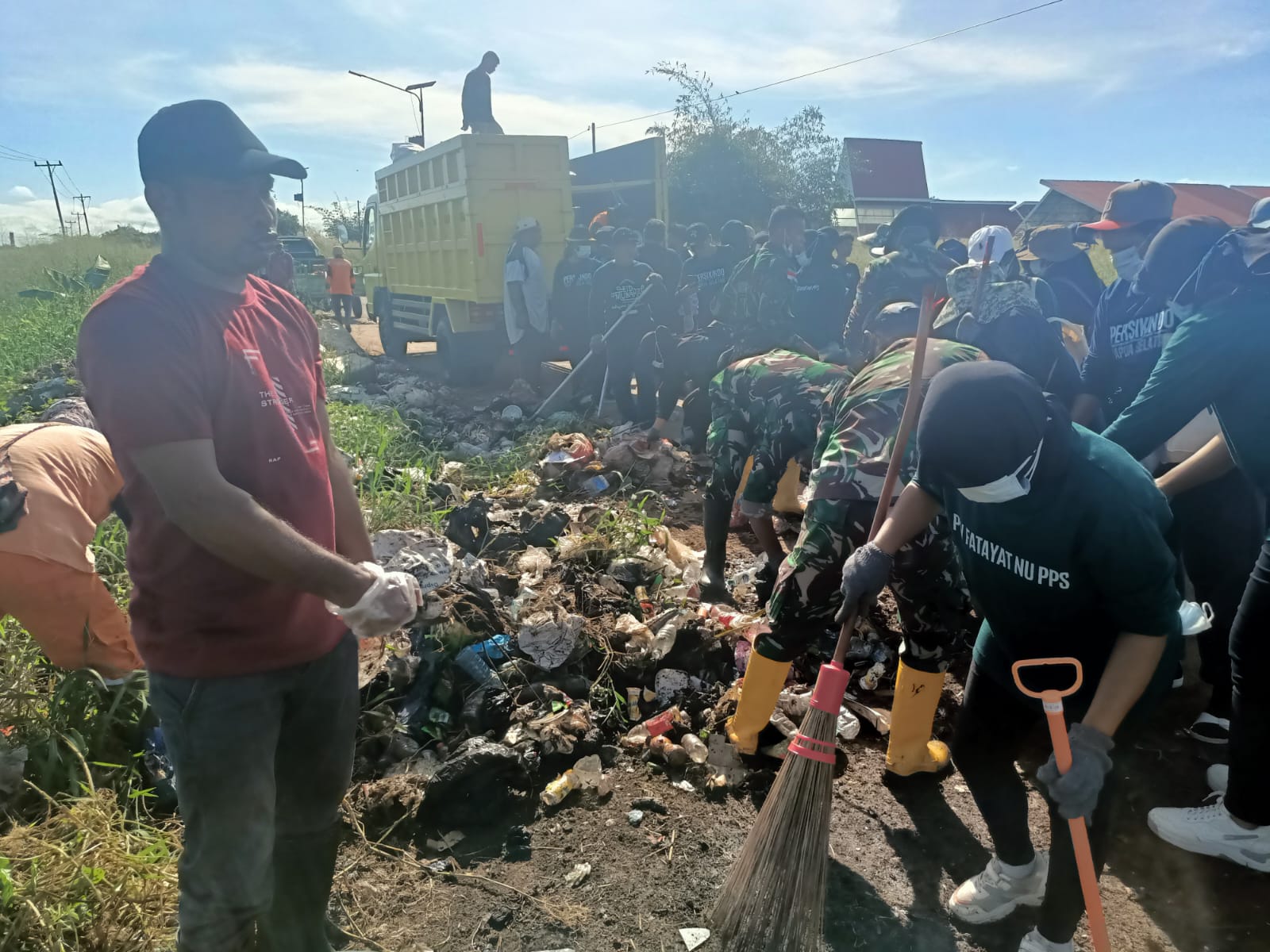 Kegiatan pengangkutan sampah yang dibuang secara liar di Jalan Blorep beberapa waktu lalu dipimpin Wabup Merauke, Fauzun Nihayah – Surya Papua/Frans Kobun