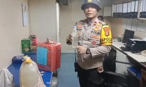 Minuman lokal jenis sopi yang diamankan aparat kepolisian di atas KM Leuser – Surya Papua/IST