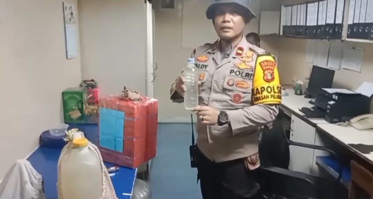 Minuman lokal jenis sopi yang diamankan aparat kepolisian di atas KM Leuser – Surya Papua/IST