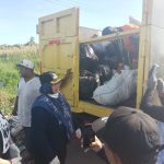 Wabup Merauke, Fauzun Nihayah bersama puluhan kaum perempuan melakukan pembersihan dan pengangkutan tumpukan sampah di sejumlah titik dalam wilayah kota – Surya Papua/Frans Kobun