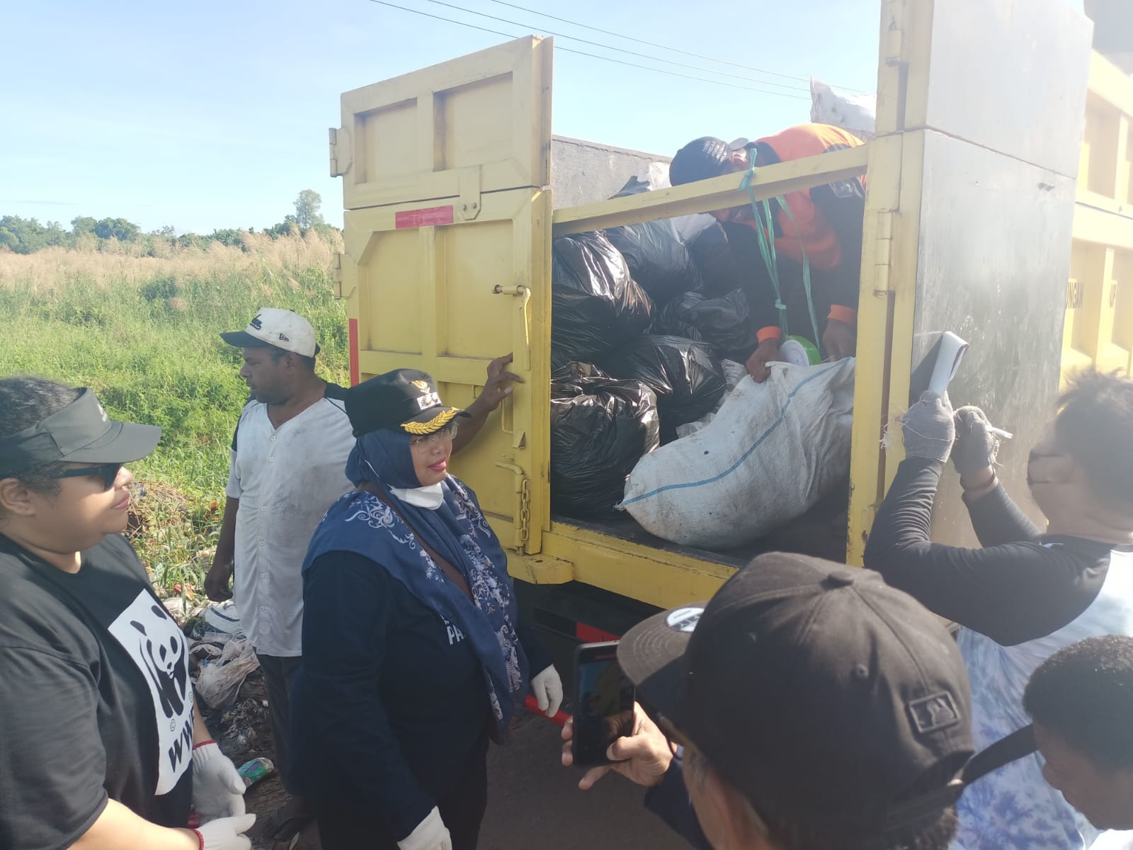 Wabup Merauke, Fauzun Nihayah bersama puluhan kaum perempuan melakukan pembersihan dan pengangkutan tumpukan sampah di sejumlah titik dalam wilayah kota – Surya Papua/Frans Kobun