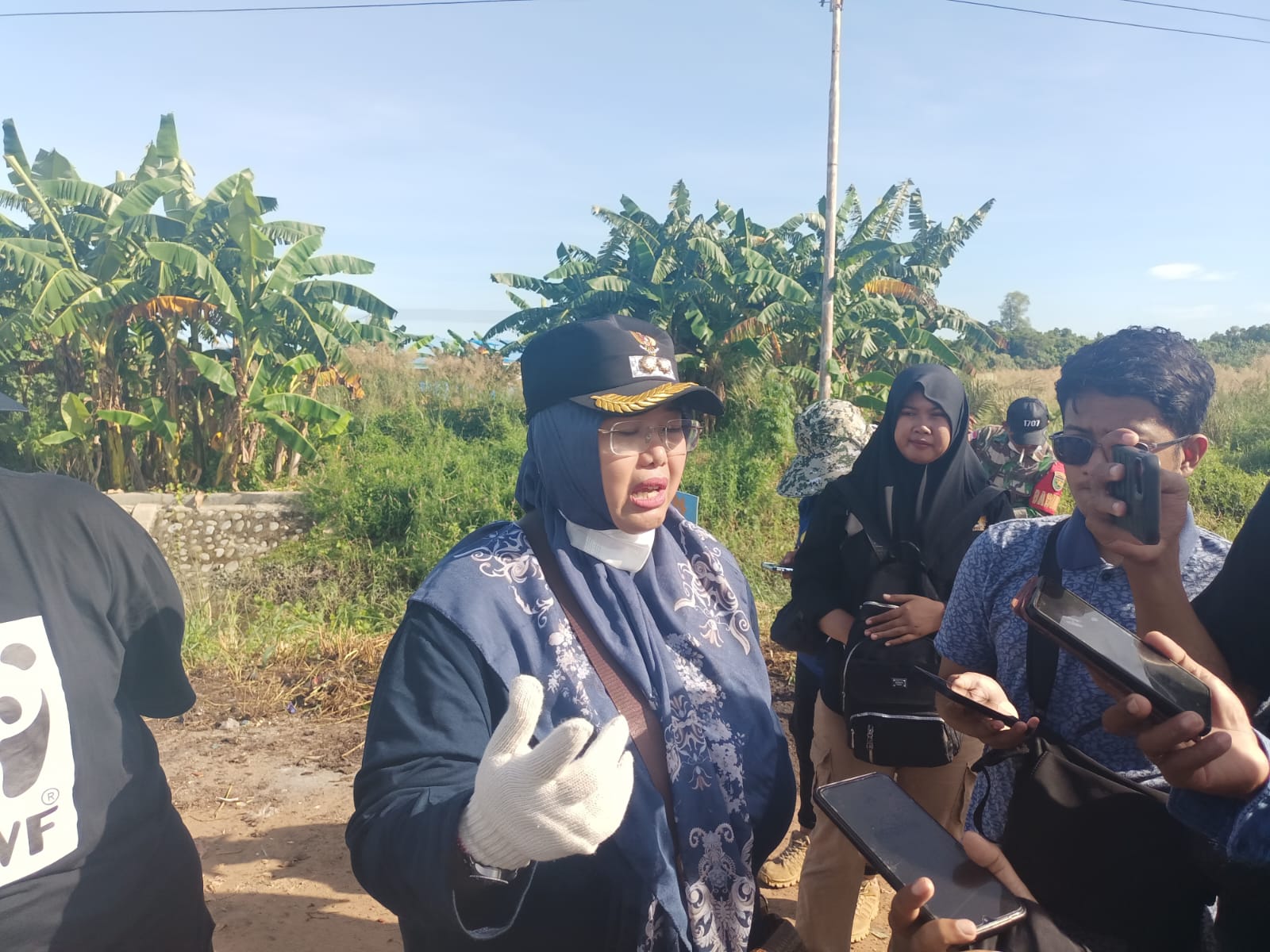 Wabup Merauke, Fauzun Nihayah berikan keterangan pers kepada sejumlah wartawan – Surya Papua/Frans Kobun