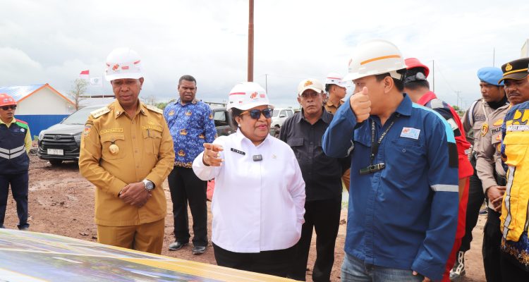 Wamendagri RI, Ribka Haluk didampingi Gubernur Papua Selatan, Apolo Safanpo meninjau lokasi pembangunan di KTM Salor, Distrik Kurik – Surya Papua/IST