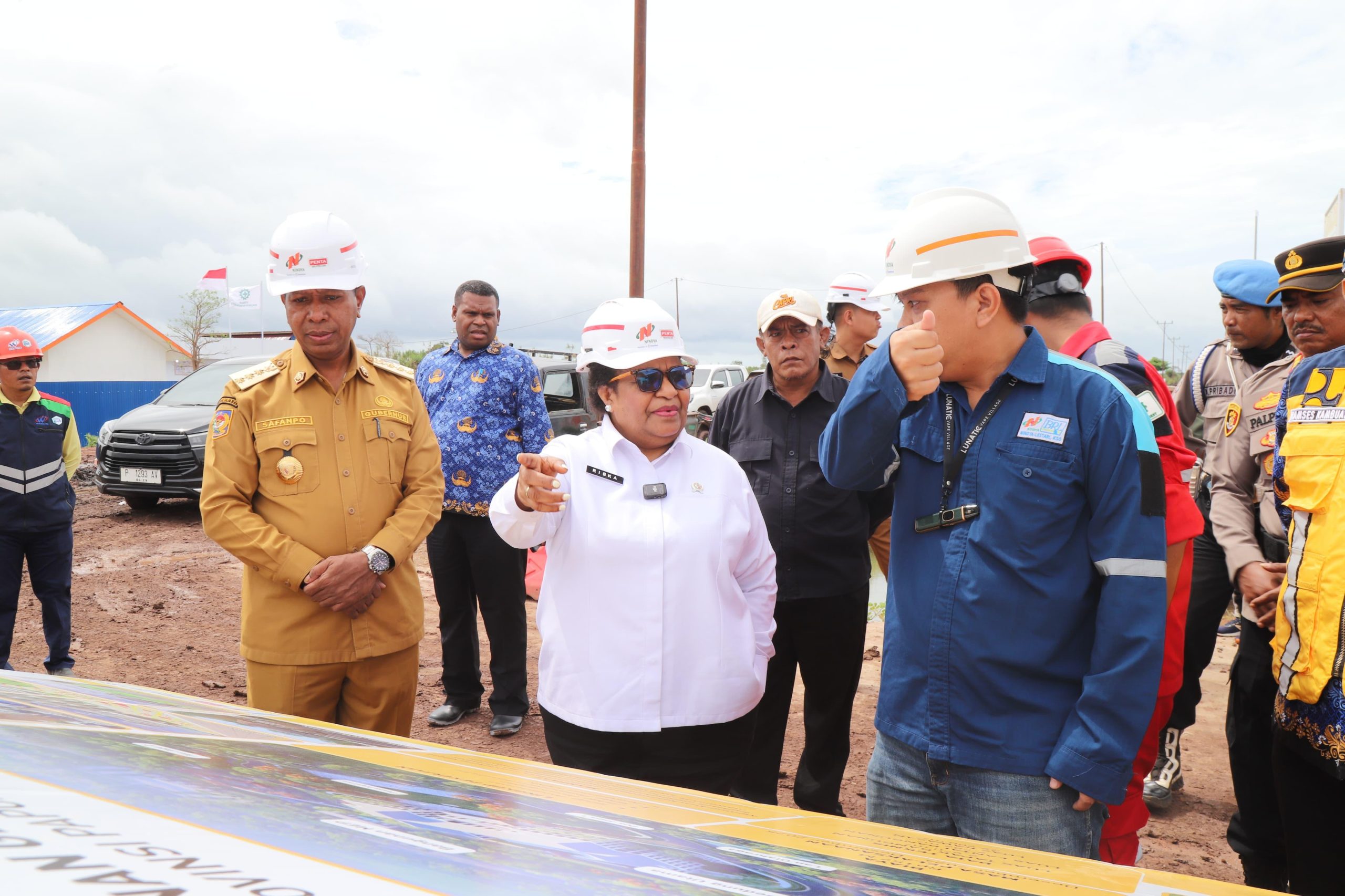 Wamendagri RI, Ribka Haluk didampingi Gubernur Papua Selatan, Apolo Safanpo meninjau lokasi pembangunan di KTM Salor, Distrik Kurik – Surya Papua/IST