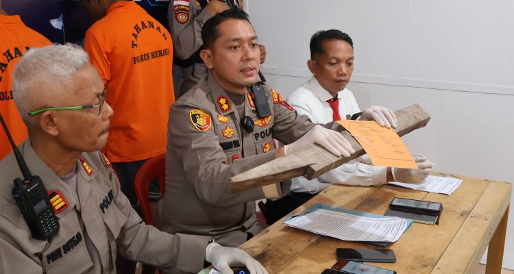 Kapolres Merauke, AKBP Leonardo Yoga berikan keterangan pers kepada sejumlah wartawan – Surya Papua/IST