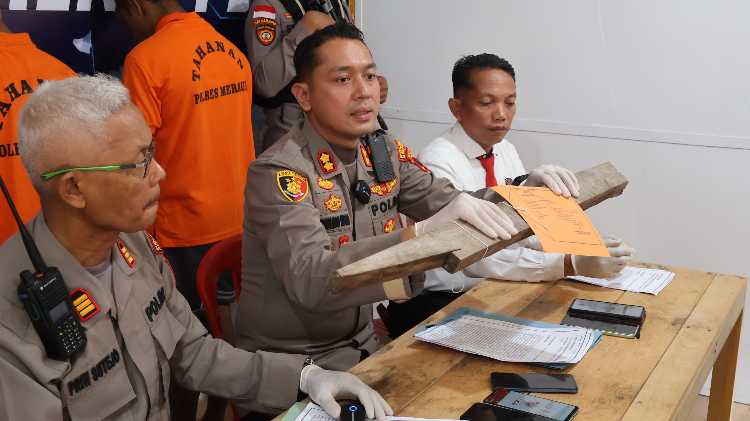 Kapolres Merauke, AKBP Leonardo Yoga berikan keterangan pers kepada sejumlah wartawan – Surya Papua/IST