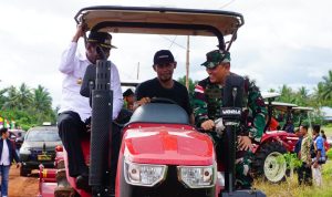 Ujicoba traktor oleh perwakilan petani yang didampingi Bupati Merauke, Yoseph Bladib Gebze dan Danrem 174-ATW, Brigjen TNI Andy Setyawan – Surya Papua/IST