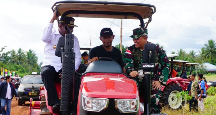 Ujicoba traktor oleh perwakilan petani yang didampingi Bupati Merauke, Yoseph Bladib Gebze dan Danrem 174-ATW, Brigjen TNI Andy Setyawan – Surya Papua/IST