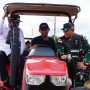 Ujicoba traktor oleh perwakilan petani yang didampingi Bupati Merauke, Yoseph Bladib Gebze dan Danrem 174-ATW, Brigjen TNI Andy Setyawan – Surya Papua/IST