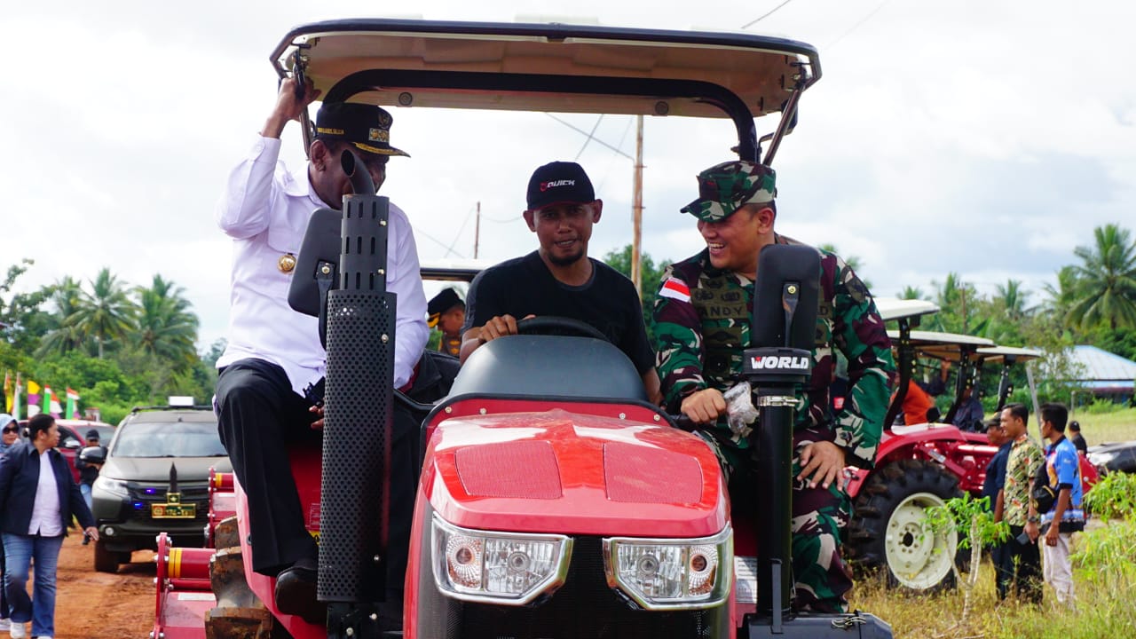 Ujicoba traktor oleh perwakilan petani yang didampingi Bupati Merauke, Yoseph Bladib Gebze dan Danrem 174-ATW, Brigjen TNI Andy Setyawan – Surya Papua/IST