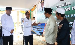 Gubernur Papua Selatan, Apolo Safanpo menyerahkan sapi secara simbolis kepada MUI – Surya Papua/IST