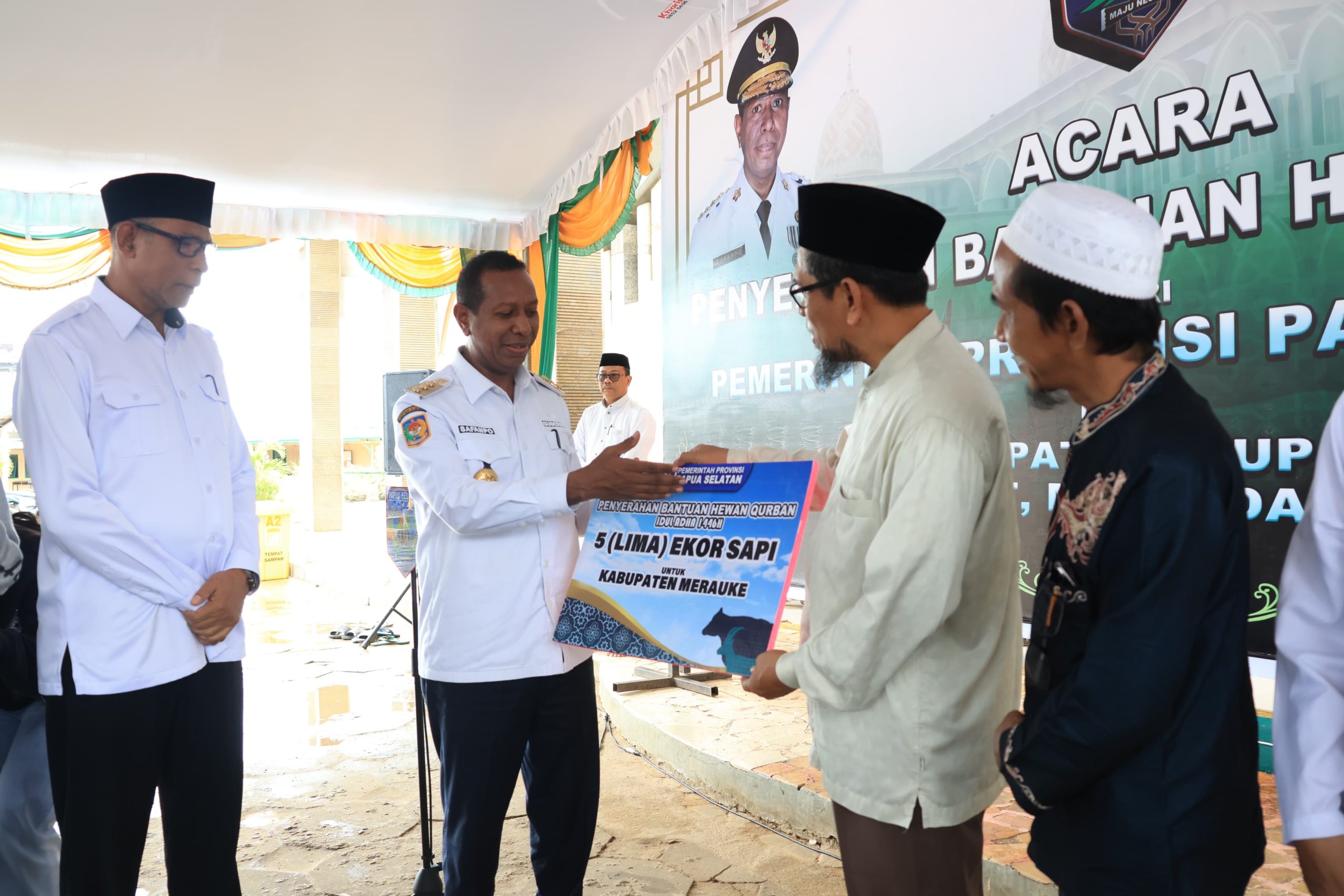 Gubernur Papua Selatan, Apolo Safanpo menyerahkan sapi secara simbolis kepada MUI – Surya Papua/IST