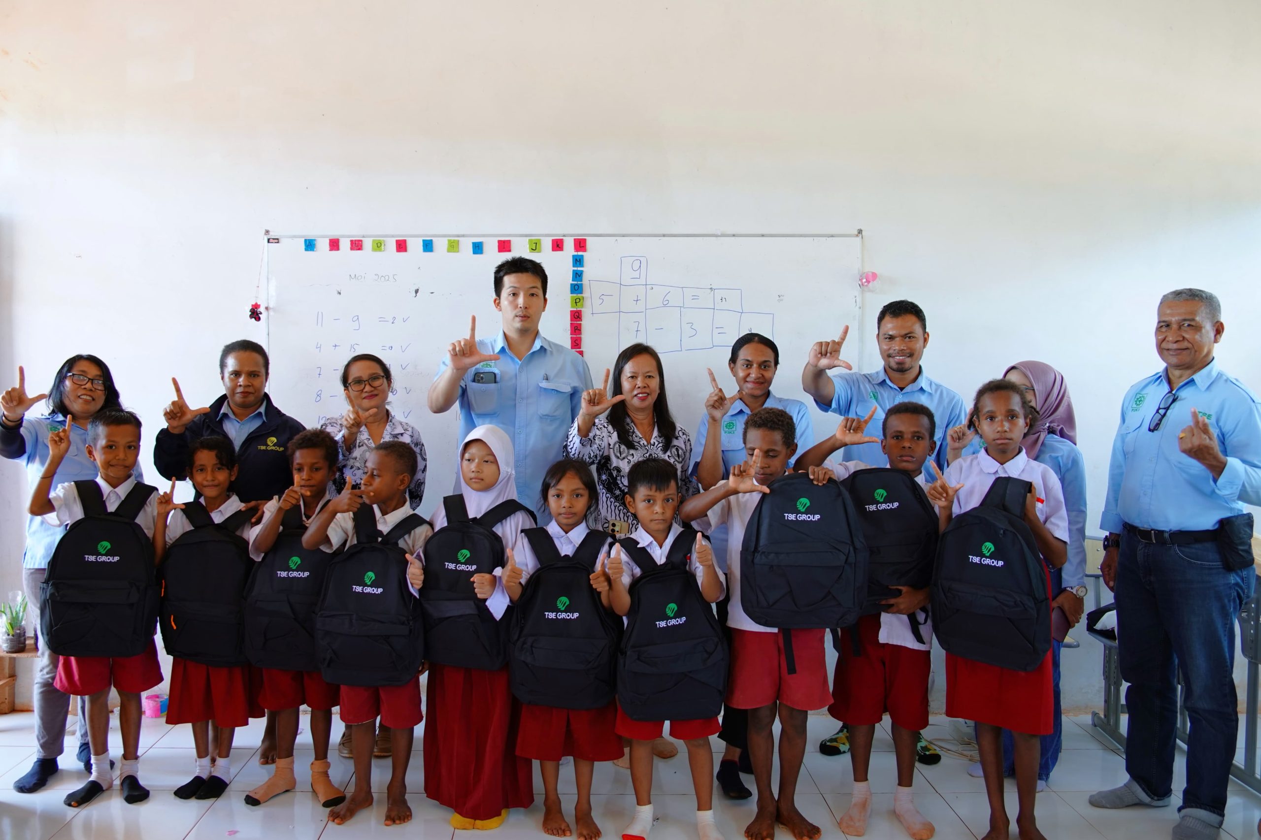 Foto bersama tim TSE Group dengan guru dan siswa sekolah dasar di Kampung Selil, Kecamatan Ulilin, Kabupaten Merauke, Papua Selatan – Surya Papua/IST