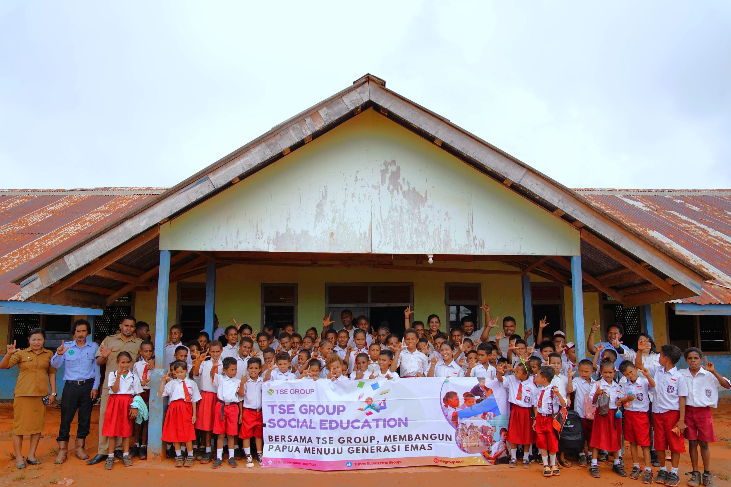 Foto bersama tim TSE Group dengan guru dan siswa sekolah dasar di Kampung Selil, Distrik Ulilin, Kabupaten Merauke- Surya Papua/IST