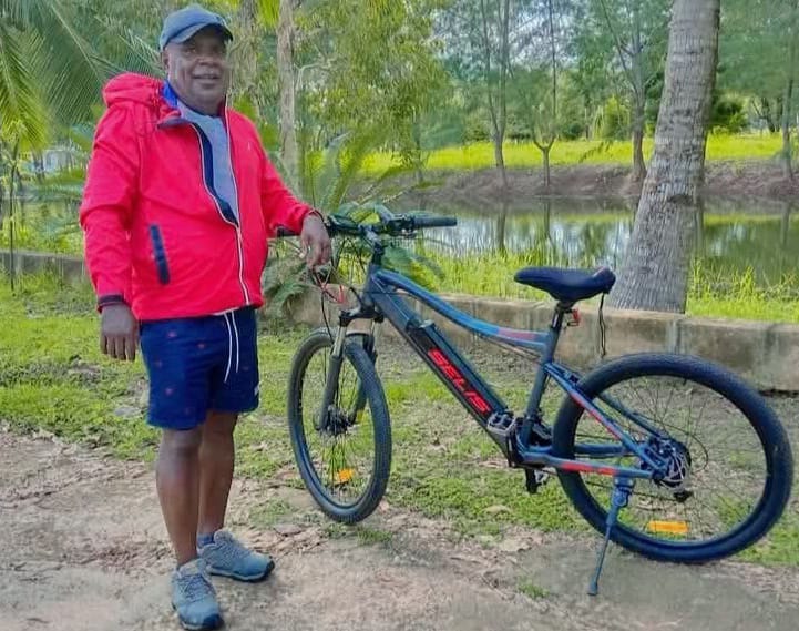 Mantan Bupati Merauke, Romanus Mbaraka saat bersepeda di kebunnya di Kampung Sarsang – Surya Papua/IST