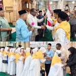 Bupati Merauke, Yoseph Bladib Gebze didampingi wakilnya, Fauzun Nihayah melepas jalon Jemaah haji – Surya Papua/IST