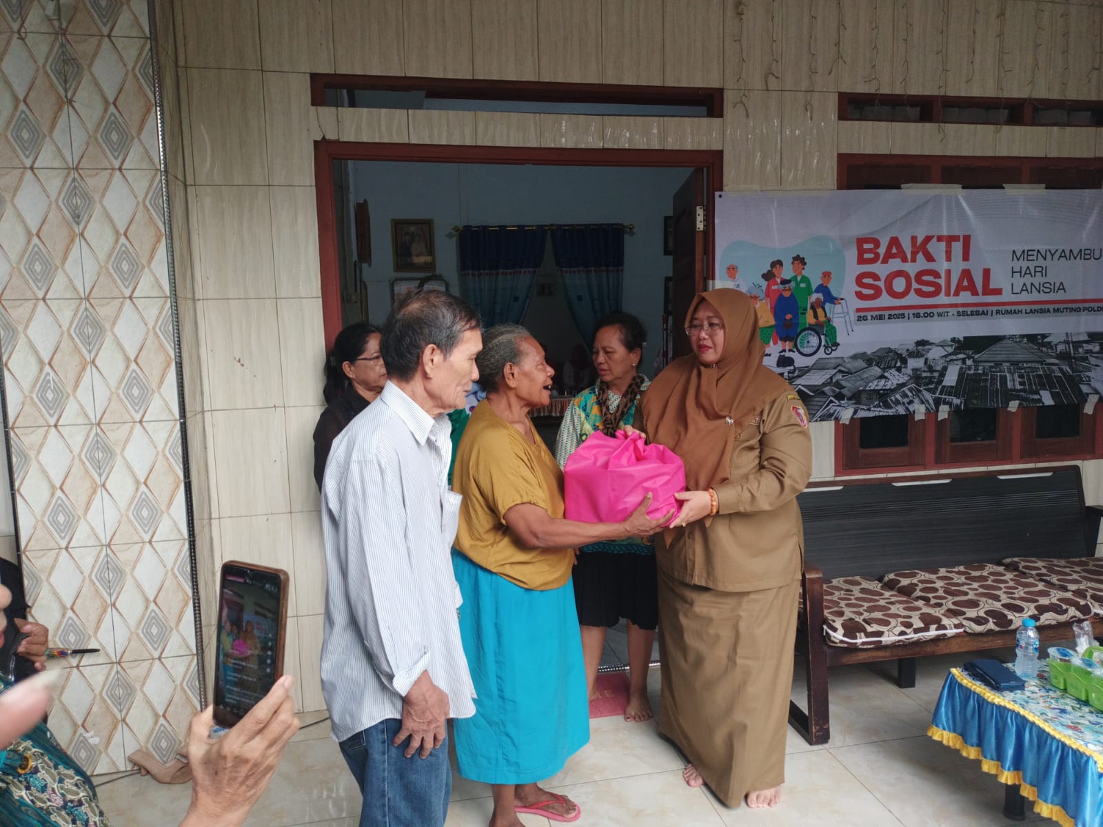 Wabup Merauke, Fauzun Nihayah menyerahkan bantuan sembako kepada perwakilan lansia – Surya Papua/Frans Kobun