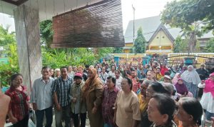 Wakil Bupati Merauke, Fauzun Nihayah sedang foto bersama puluhan lansia – Surya Papua/Frans Kobun