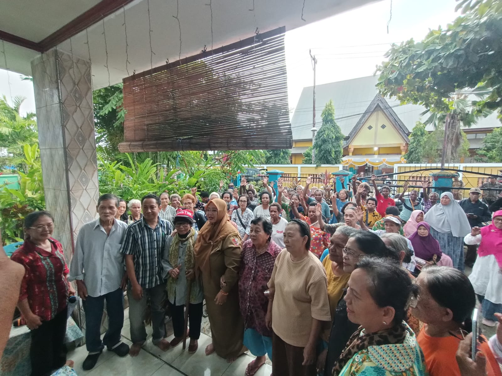 Foto bersama Wabup Merauke, Fauzun Nihayah dengan puluhan lansia – Surya Papua/Frans Kobun