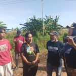 Wabup Merauke, Fauzun Nihayah dialog bersama dua warga di seklitar Jalan Blorep – Surya Papua/Frans Kobun