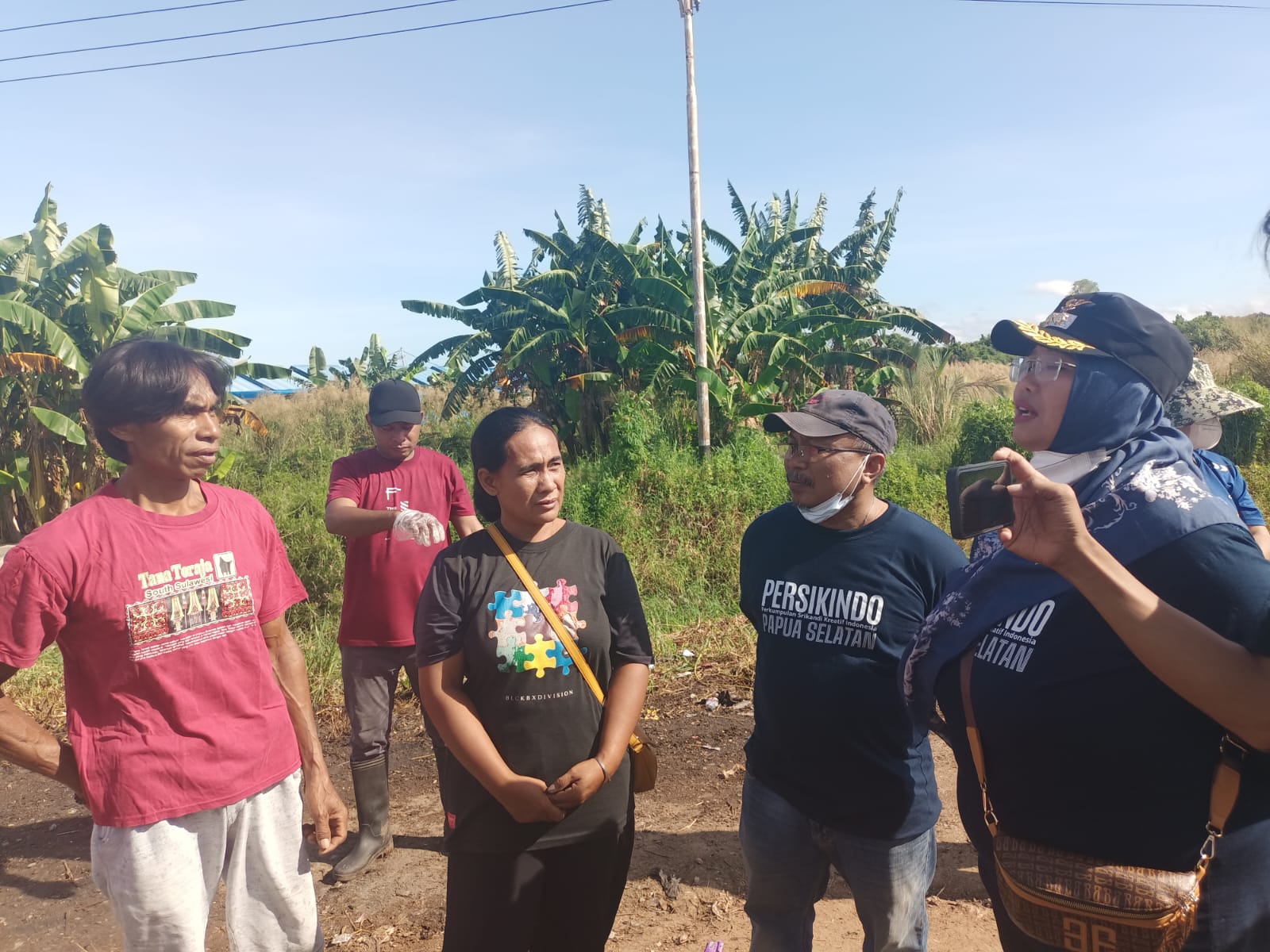 Wabup Merauke, Fauzun Nihayah dialog bersama dua warga di seklitar Jalan Blorep – Surya Papua/Frans Kobun