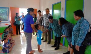 Ketua Tim Penggerak PKK Kabupaten Boven Digoel, Ny. Veronika Yaluwo sedang menemui anak-anak di TPA – Surya Papua/IST