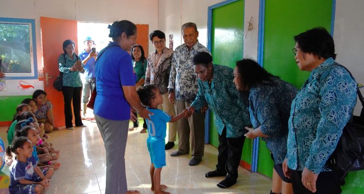 Ketua Tim Penggerak PKK Kabupaten Boven Digoel, Ny. Veronika Yaluwo sedang menemui anak-anak di TPA – Surya Papua/IST