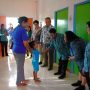 Ketua Tim Penggerak PKK Kabupaten Boven Digoel, Ny. Veronika Yaluwo sedang menemui anak-anak di TPA – Surya Papua/IST