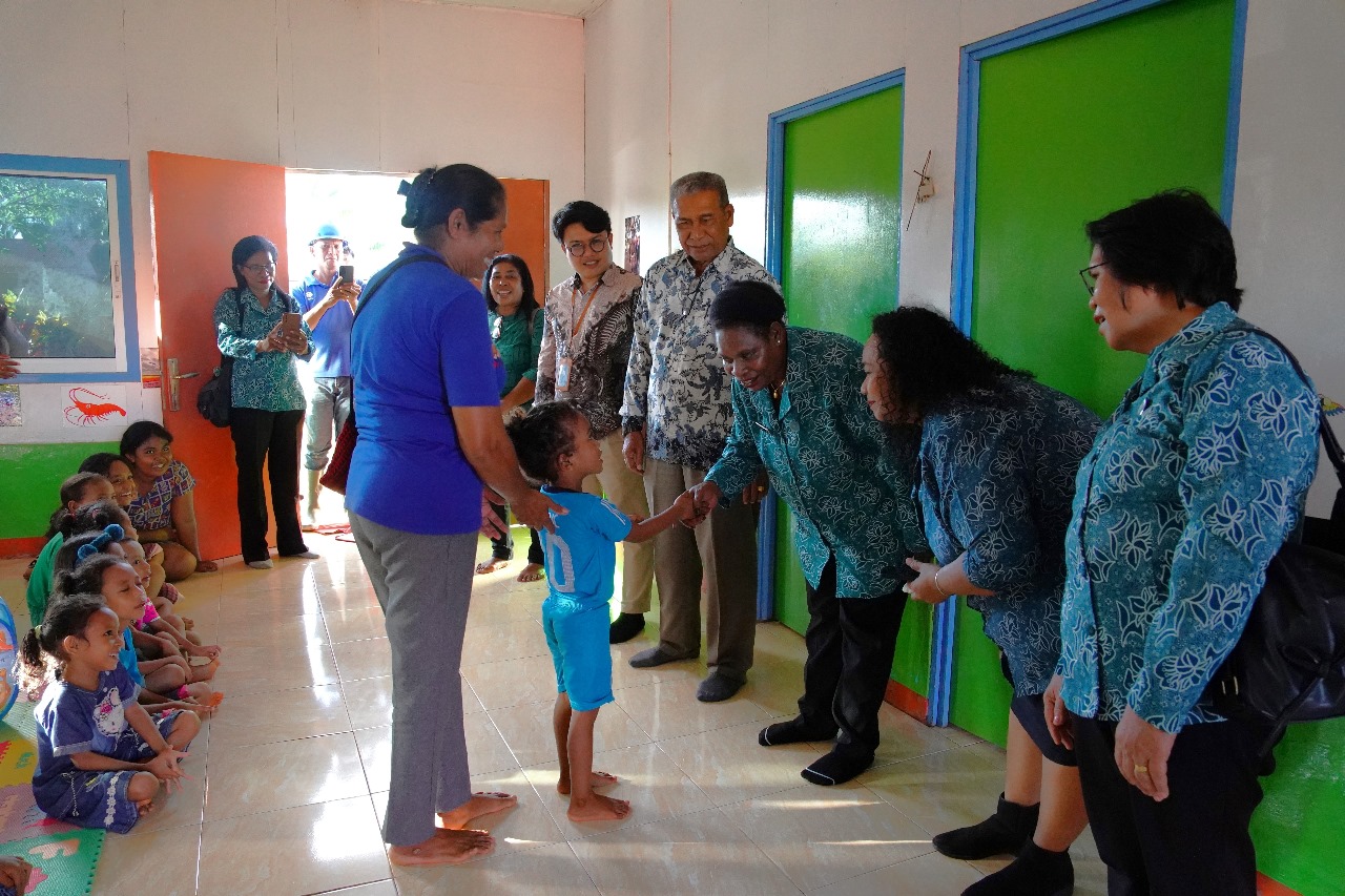 Ketua Tim Penggerak PKK Kabupaten Boven Digoel, Ny. Veronika Yaluwo sedang menemui anak-anak di TPA – Surya Papua/IST