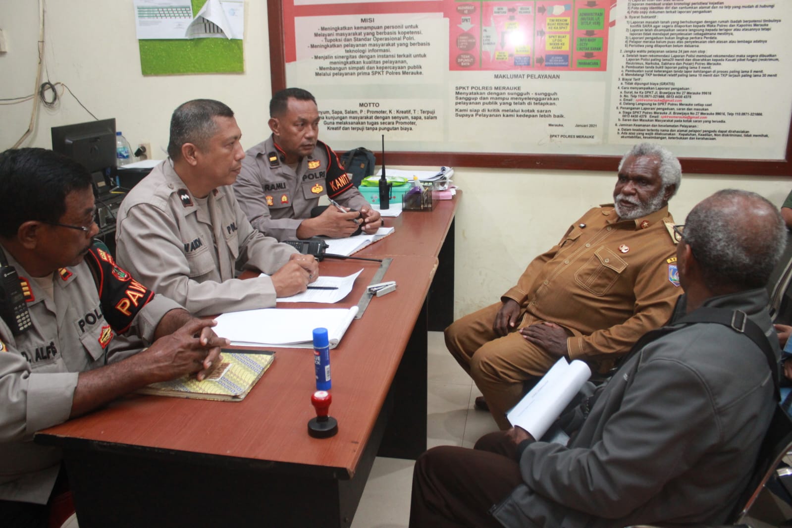 Wakil Gubernur Papua Selatan, Paskalis Imadawa saat mendatangi Polres Merauke – Surya Papua/IST